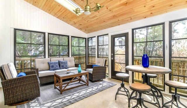 Welcome to Sea Glass Cottage, Walk, bike, trolley, or drive to the Beach!