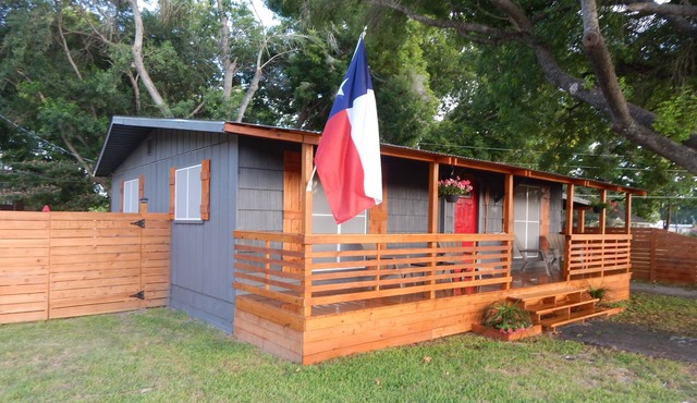 Welcome to Ski D's! A charming cabin in a Lake side community.
