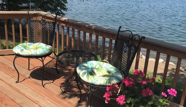 Welcome to SUMMER BREEZE on beautiful, crystal clear Paul Lake!
