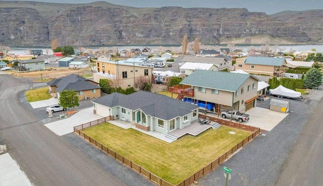 Welcome to Sunland! Your GORGE-eous Getaway awaits! Fully Fenced, Pet Friendly!