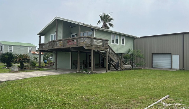 Welcome to Sunset Chateau! This split level 4/2 house close to the beach!