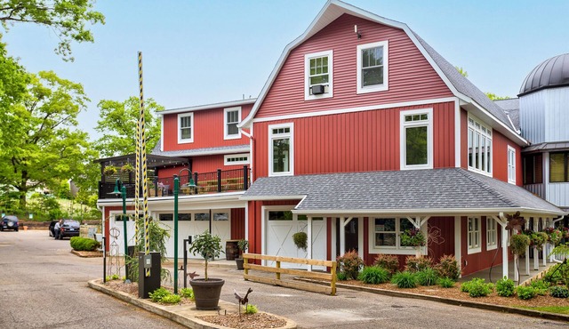 Welcome to “The Barn” — A One-of-a-Kind Lakeshore Retreatn"Sleeps 18"