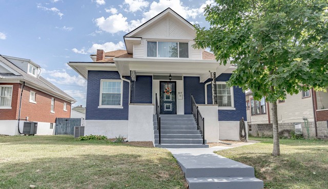 Welcome to the Blue Bungalow; Your home away from home! n