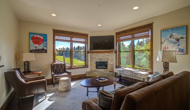 Welcome to the Bozeman Treehouse on Main Street - private heated garage