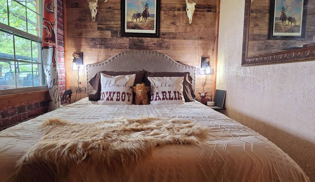 Welcome to the Bunkhouse!nWestern inspired container home close to Bull Shoals