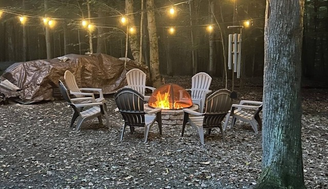 Welcome to the charming Boathouse Chalet located near Lake Wallenpaupack in WLE