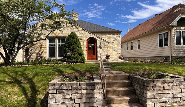 Welcome to the Charming Stone Haven, a beautiful three bedroom property.