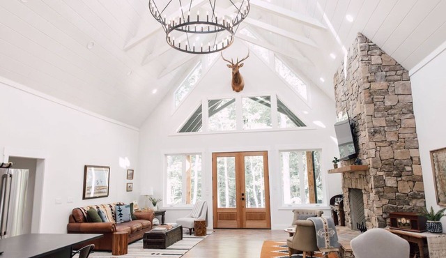 Welcome to the Doc Holiday. Located in the Gorgeous Clifftops of Monteagle, TN.