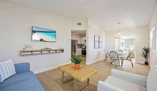 Welcome to The Drift – Your Laid-Back Beach Escape in Cocoa Beach! 2/2