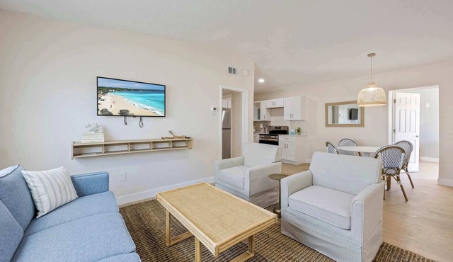 Welcome to The Drift – Your Laid-Back Beach Escape in Cocoa Beach! 2/2
