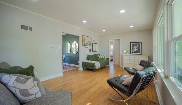 Welcome to the Enchanted Porch! Adorable 2 bed, 1.5 bath in Sioux City