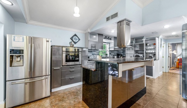 Welcome to the Farm House! Excellent Location, Pet Friendly!