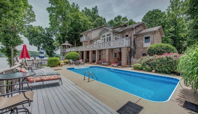 Welcome to The Fountain of Young - Heated Pool & Private Beach
