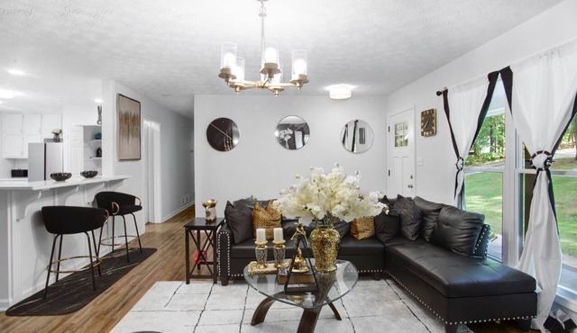 Welcome to the Good Life - with heated hot tub & Wifi and rental cars services