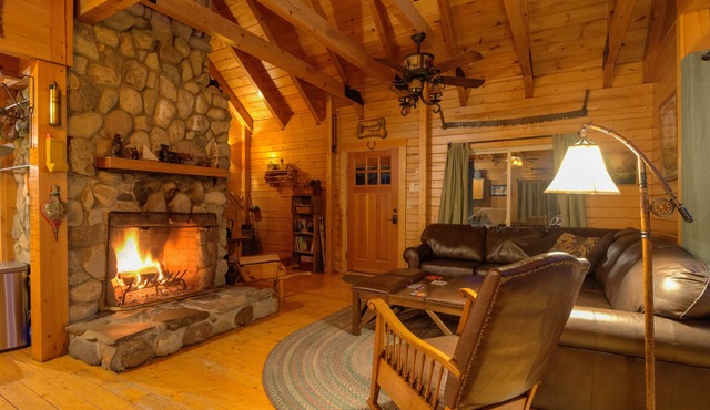 Welcome to the Hideaway! Log Home, Private Shore. Stone Fireplace.Pet Friendly!