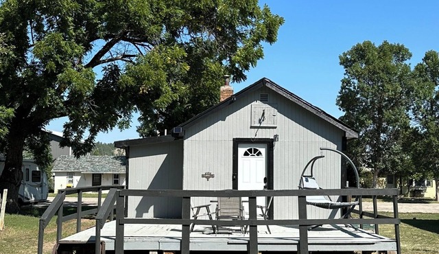 Welcome to The Hulett Hideout in historic downtown! Walk everywhere!