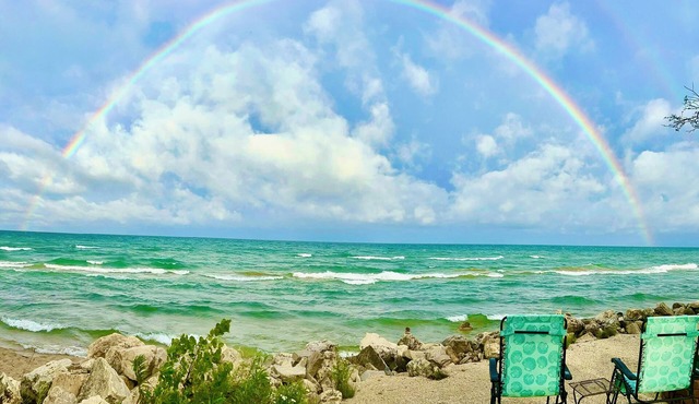 Welcome to the "Lake Cottage" where lake Michigan waves are calling