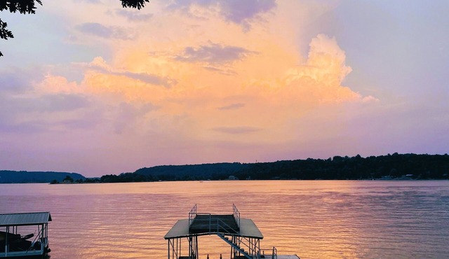 Welcome to "The Lilly Pad" Waterfront Resort Cottage at Smith Lake!