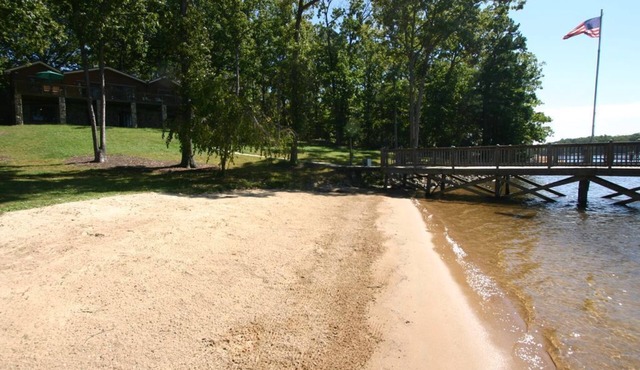Welcome to the Lodge at Greenbay - Sandy Beach & Amazing Sunset Views!