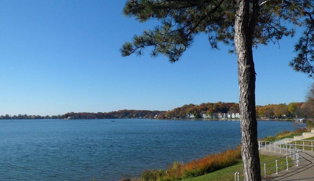 Welcome to the modern decor cottage! Walk to Beach, Boat Rental, Huge Deck