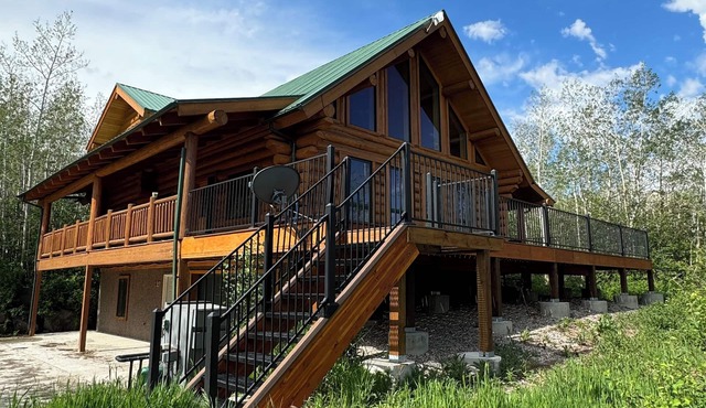 Welcome to the Mountains! Cozy Up in Our Cabin Retreat