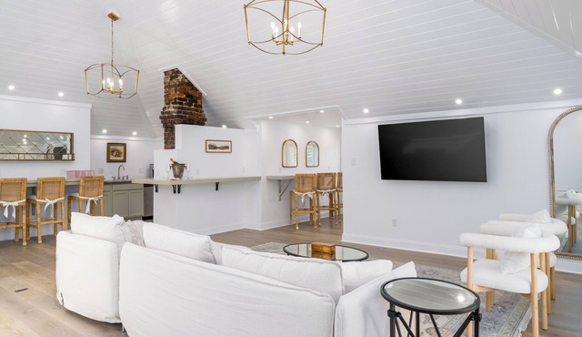 Welcome to the newly appointed Everett Estate: Where Modern Luxury Meets Historic Charm