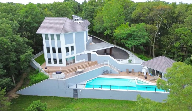 Welcome to the Overlook Manor, saltwater pool, spa,2acres of private fenced in.