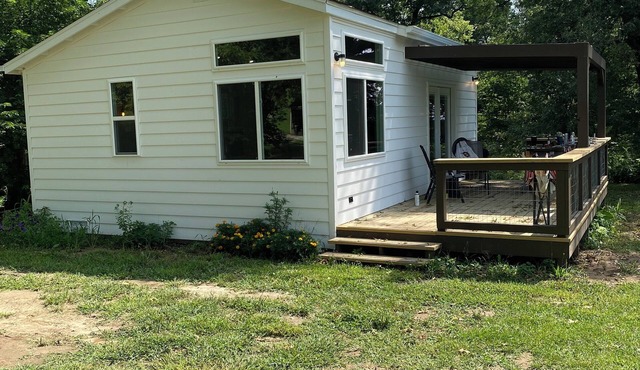 Welcome to the Savanna Shire! Cozy one room cabin for a lovers getaway!