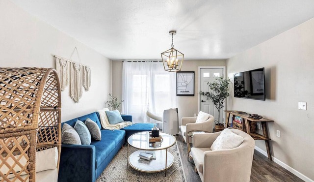 Welcome to The Steele Magnolia! Completely renovated 2 bed/1ba plus bonus pull out futon couch. We are located directly across the street from Von Stiehl Winery and are just a few minutes walk to Crescent Beach!