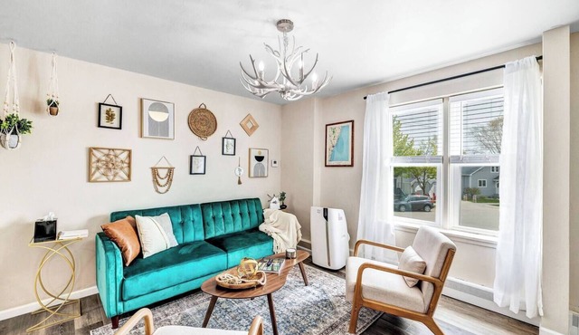 Welcome to The Steele Magnolia! Completely renovated 2 bed/1ba plus bonus futon couch. We are located directly across the street from Von Stiehl Winery and are just a few minutes walk to Crescent Beach!