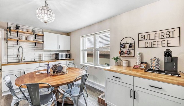 Welcome to The Steele Magnolia! Completely renovated 2 bed/1ba plus bonus pull out futon couch. We are located directly across the street from Von Stiehl Winery and are just a few minutes walk to Crescent Beach!