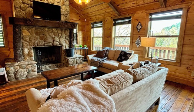 Welcome to The Timber Tales! Rustic decor and close to town!