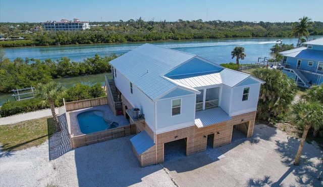 Welcome to the Tipsy Turtle: Luxury 4 bedroom home with Pool and Private Dock on Palm Island