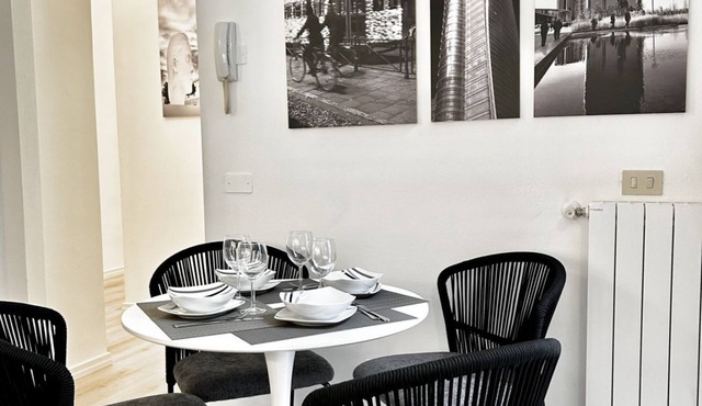 Welcome to the vibrant heart of Moscova, where this exclusive apartment welcomes you with elegance and style, offering you a dream stay in the most dynamic and sophisticated area of Milan. ✨🏙️BEDROOMS: YOUR RELAXING RETREATThe apartment features t