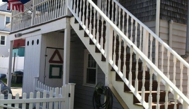 Welcome to this adorable cottage by the sea, clean and pet friendly