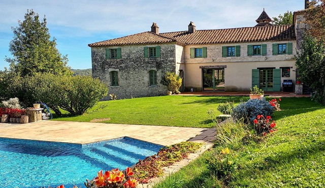 Welcome to this beautiful mansion from the 15th century.