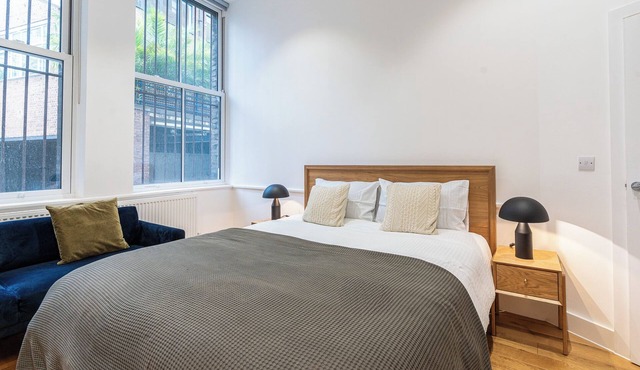 Welcome to this chic apartment in Central London, located just a few minutes’ walk from Farringdon Station. Perfect for both short stays and longer visits, the space offers comfort, style, and excellent transport links across the city.