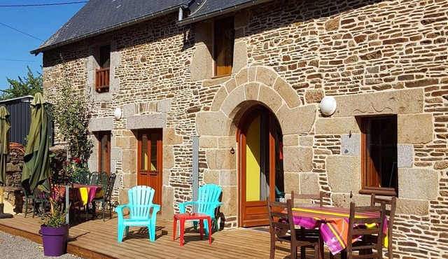 Welcome to this colourful and family-friendly holiday home with pool.