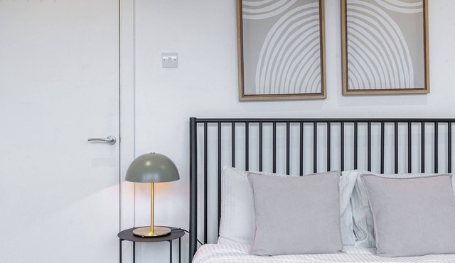 Welcome to this chic second-floor apartment in Central London, located just a few minutes’ walk from Farringdon Station. Perfect for both short stays and longer visits, the space offers comfort, style, and excellent transport links across the city.