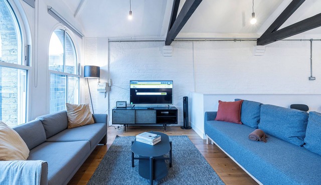 Welcome to this chic fourth-floor loft apartment in Central London, complete with a private balcony and located just a few minutes’ walk from Farringdon Station. Perfect for both short stays and extended visits.