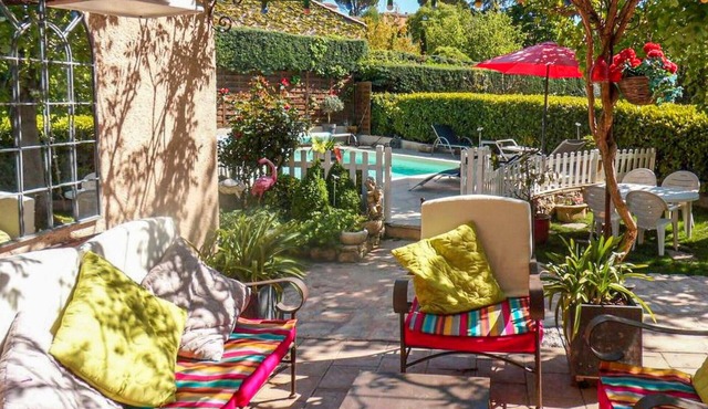 Welcome to this homey cottage with charming garden and swimming pool.