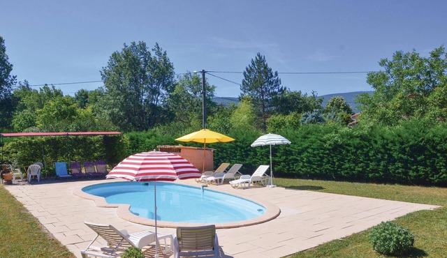 Welcome to this independent vacation rental with private pool, at the foot of the Luberon massif and