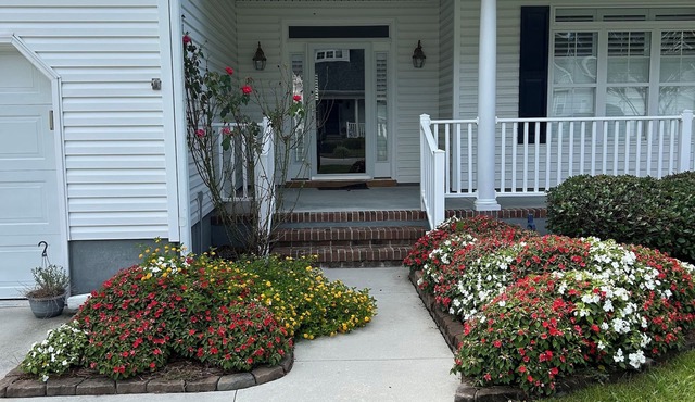 Welcome To this lovely 2-bedroom home in a gated golf community.