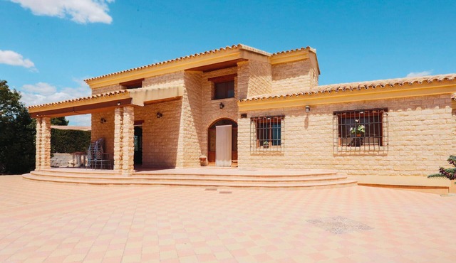 Welcome to this spacious and authentic villa with swimming pool in Caravaca.