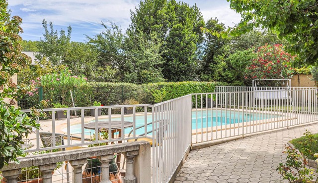 Welcome to this welcoming and homey cottage with private swimming pool.