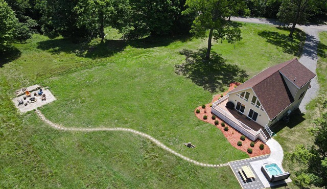 Welcome to Twin Creeks. Private Chalet with hot tub - 11 minute to Bristol Mtn!