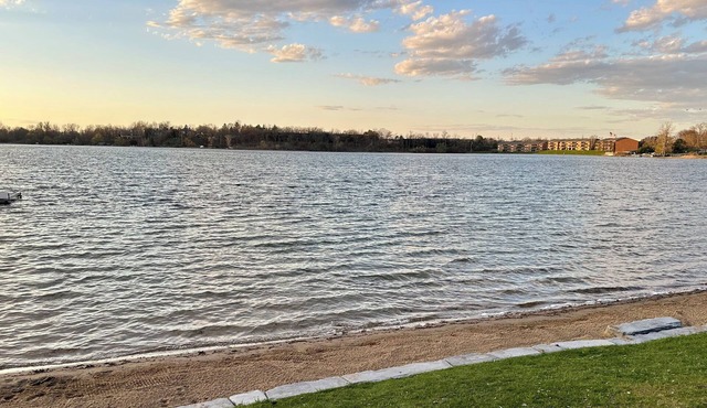 Welcome to the Little Lake House! 4 bd/2.5bath & a private beach on Square Lake