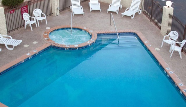 Welcome to Paradise! 2 Relaxing Units with Free Parking! Outdoor Pool, Hot Tub