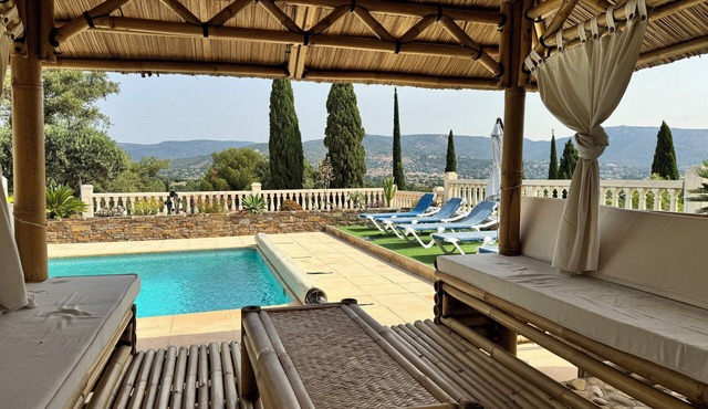 Welcome to Villa des Cyprès, located on the heights of Bormes-les-Mimosas.