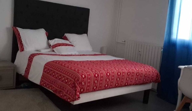 Welcome to walk or cycle nearby.